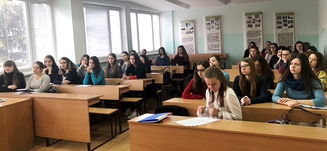 Юні філологи уважно слухають доповідь